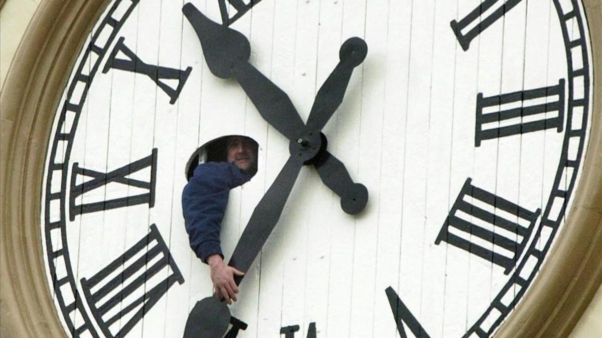 Un trabajador cambia la hora de un reloj en Ontario, Canadá.
