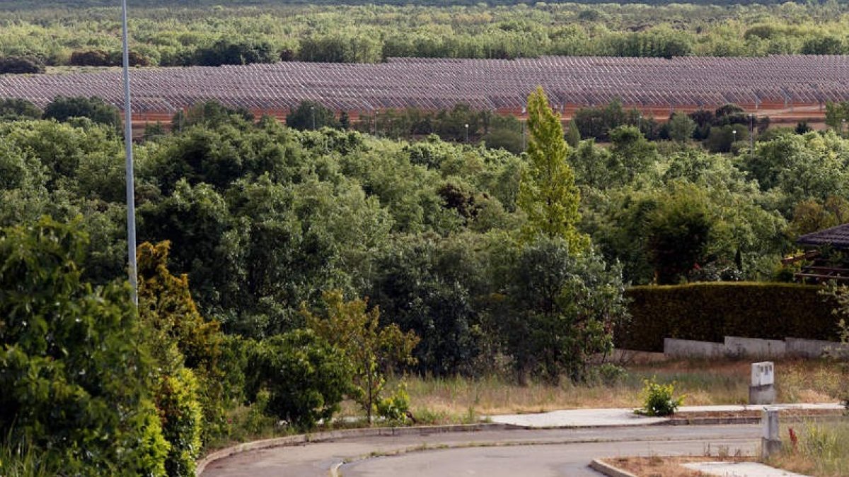 Parque fotovoltaico en la localidad de San Miguel del Camino. RAMIRO