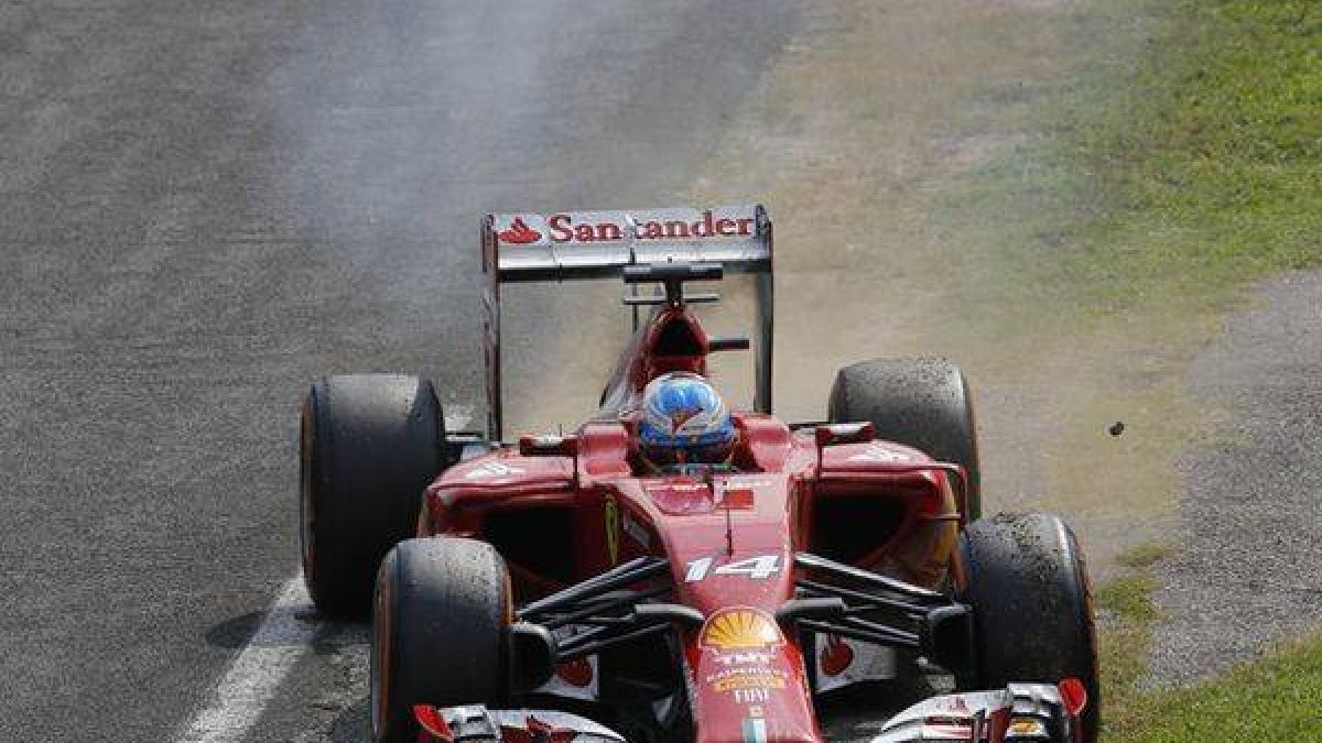 Alonso, en el momento de abandonar en el circuito de Monza, este domingo.