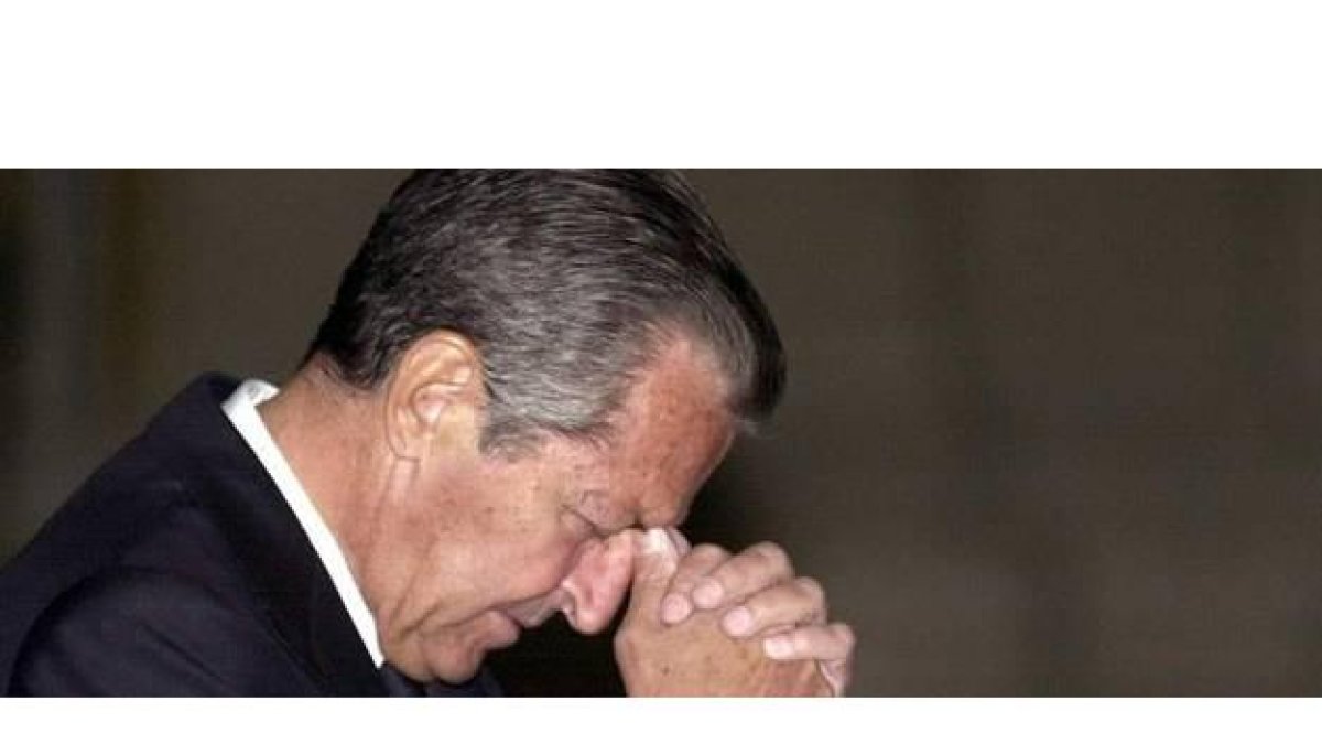 Adolfo Suárez reza en una iglesia en una de sus últimas apariciones en público antes de verse afectado por el alzhéimer.