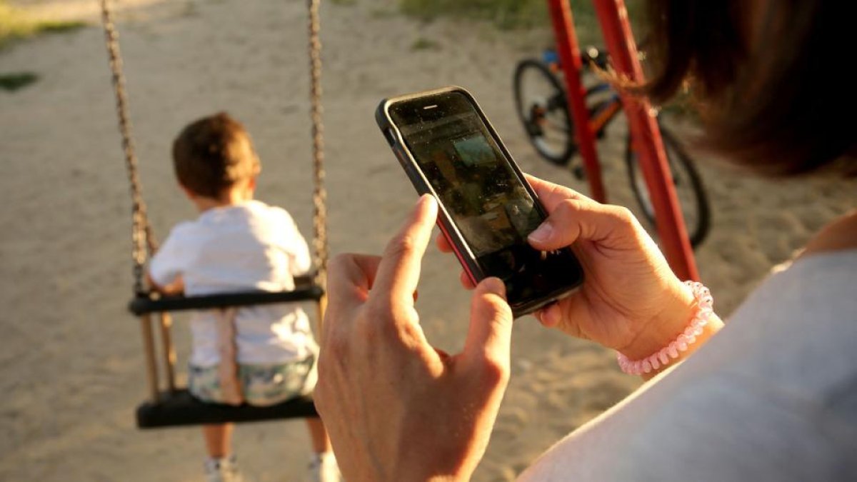 Los expertos alertan a los padres del riesgo que supone el abuso del móvil delante de los niños, que en el futuro imitarán su conducta.