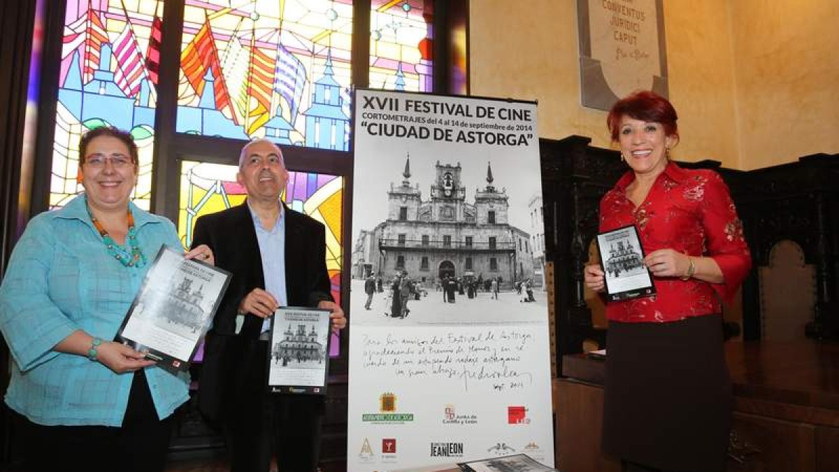 La edil de Cultura, Mercedes G. Rojo; el director del festival, Luis Miguel Alonso Guadalupe; y la alcaldesa, Victorina Alonso.