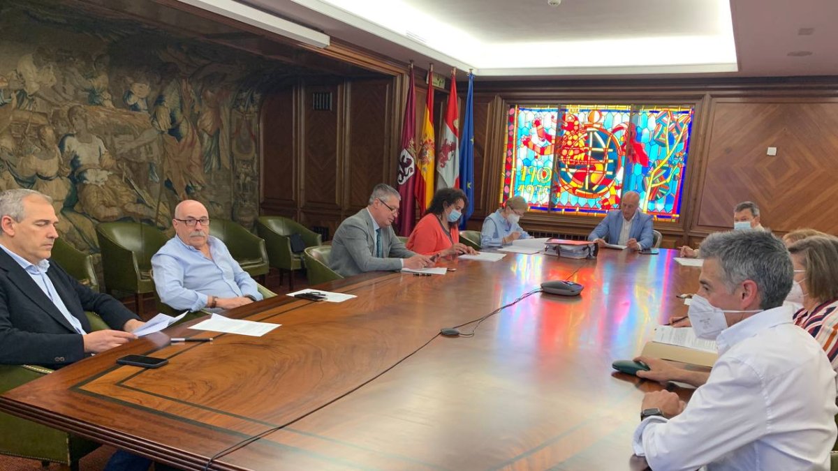 Un momento de la Junta de Gobierno Local celebrada esta mañana en el Ayuntamiento de León AYUNTAMIENTO DE LEÓN