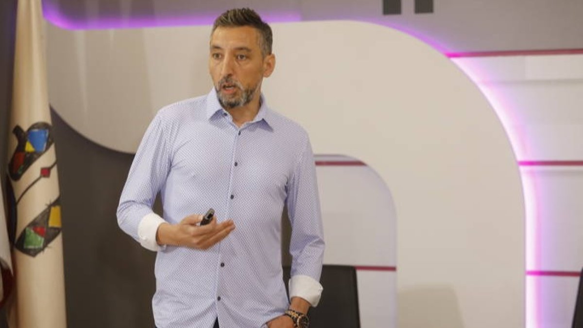 Emilio Peleteiro durante su intervención en el congreso de Diario de León. RAMIRO