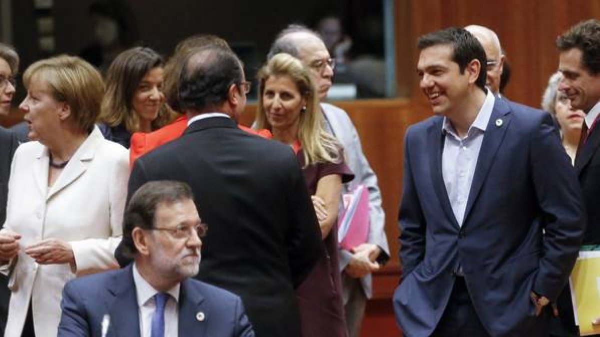 Rajoy, solo, ante Merkel, Tsipras y Hollande, este domingo en la cumbre de Bruselas.