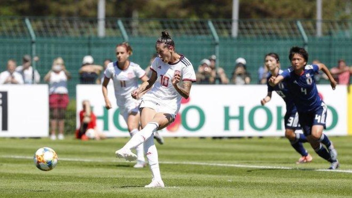 Jenni Hermoso adelanta a la selección española con un gol de penalti.