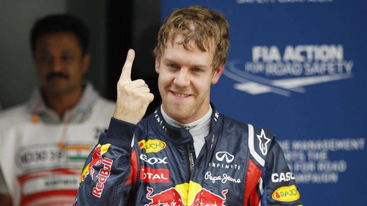 El piloto Sebastian Vettel celebra que mañana saldrá el primero en el Gran Premio de la India.
