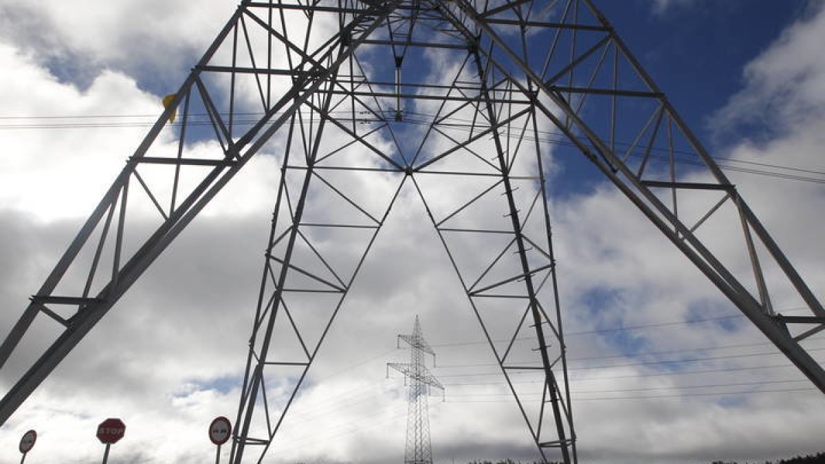 Torretas electricas en el municipio de Villagatón. JESÚS F. SALVADORES