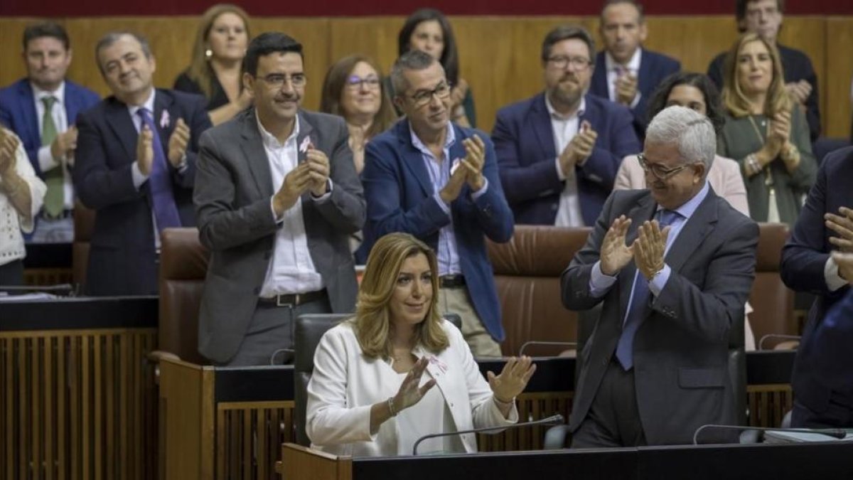 Susana Díaz, aplaudida por los diputados del PSOE en el Parlamento andaluz.