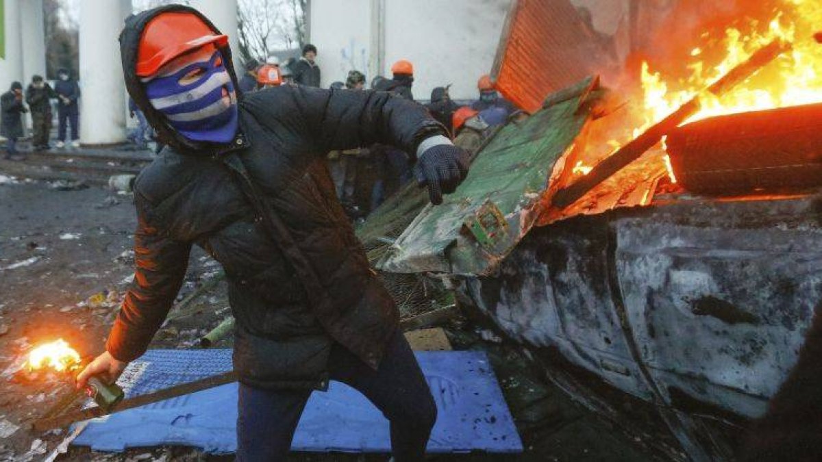 Un manifestante lanza un cóctel Molotov durante una protesta en Kiev.