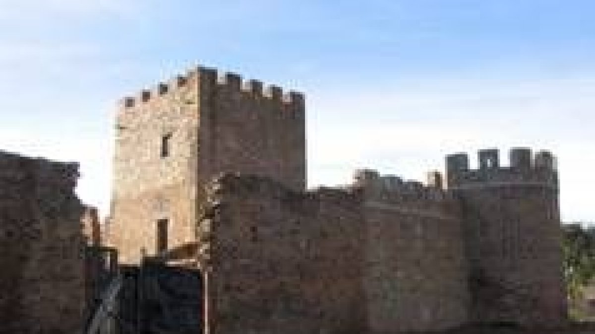 Una puerta provisional cierra el actual perímetro de la fortaleza en su fachada este