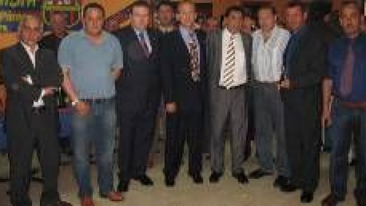 El ex jugador del Barça Quini, junto con miembros de la nueva peña azulgrana