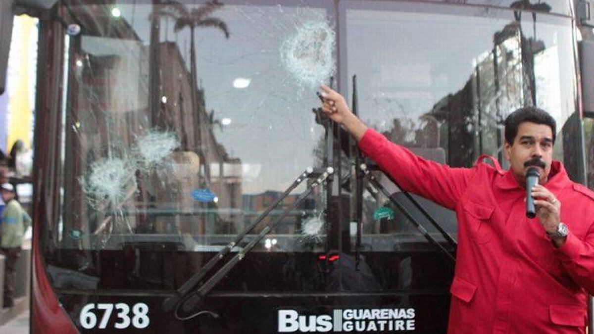 Maduro muestra un autobús presuntamente atacado por opositores, el jueves en Caracas.