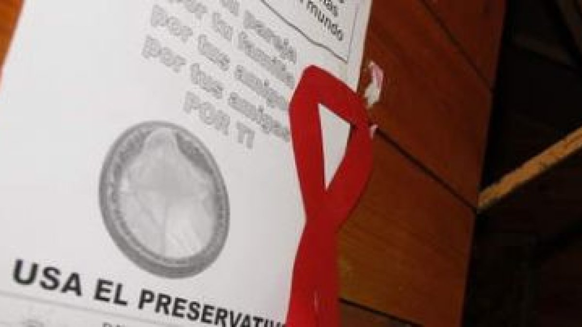 Un cartel con normas para la prevención del contagio del sida.