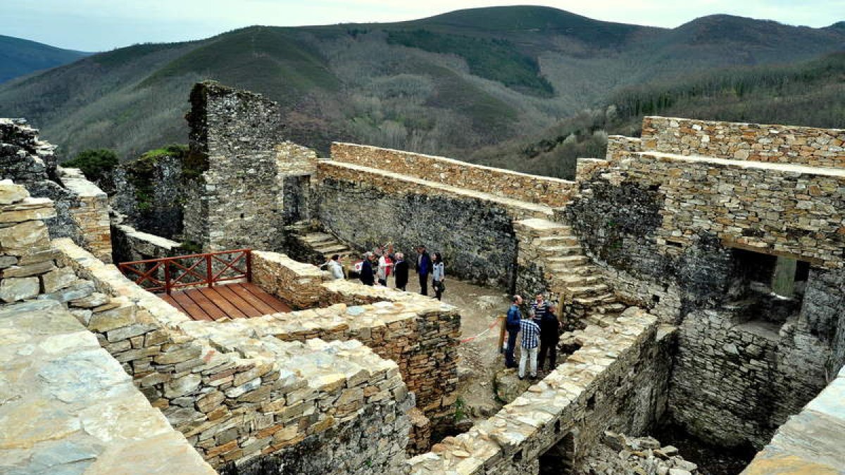 Imagen de archivo del Castillo de Sarracín, en lo alto de una colina que domina el paisaje de Vega de Valcarce. DL