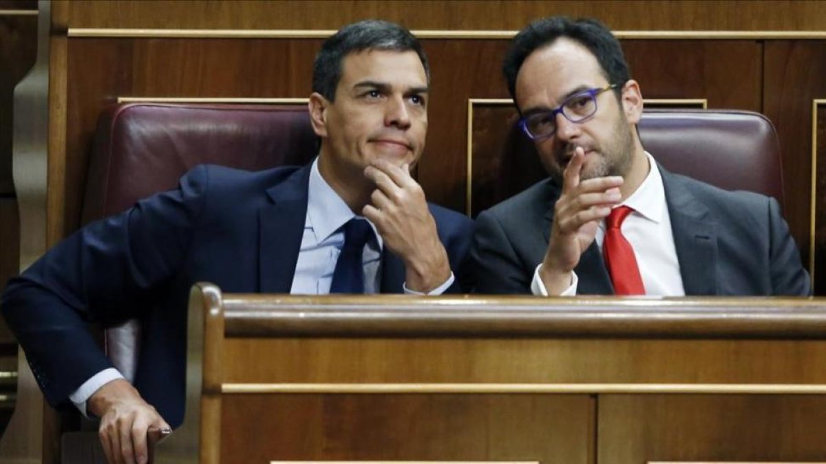 Pedro Sánchez y Antonio Hernando, el pasado martes en el Congreso.