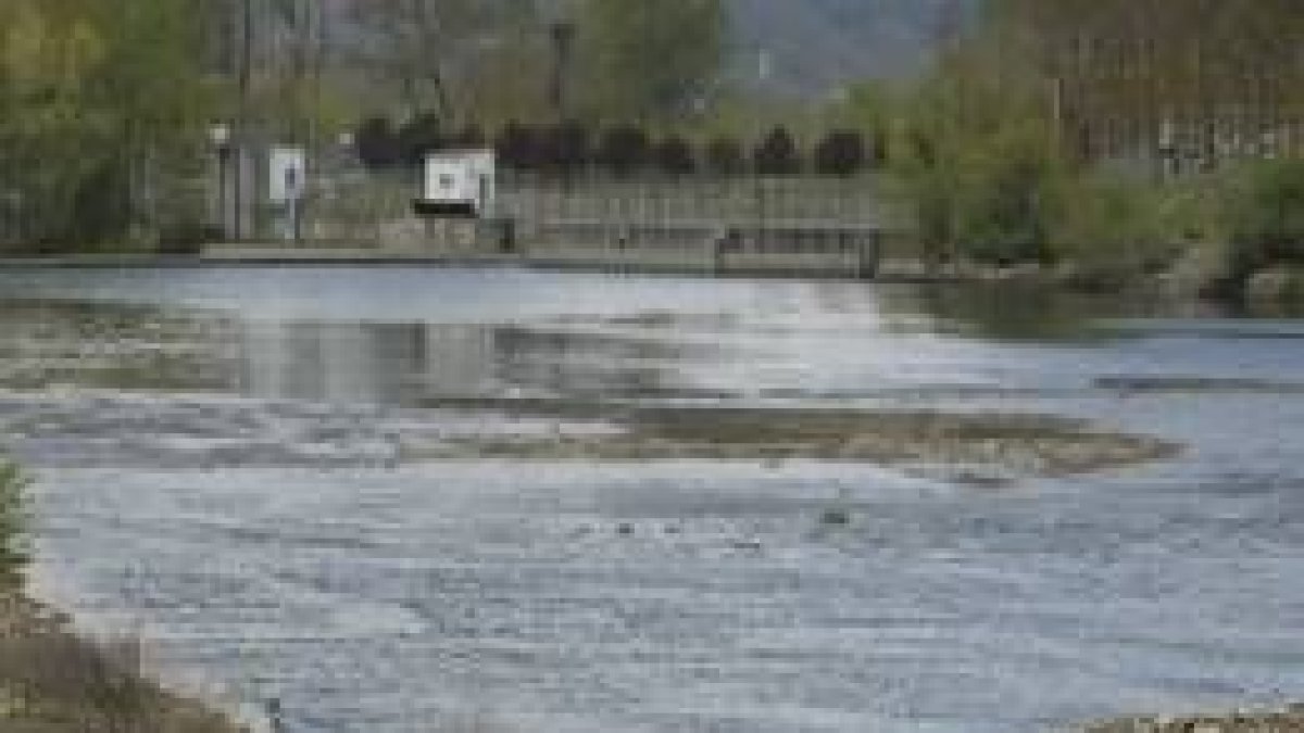Imagen de la presa del río Boeza, en Bembibre, donde no se podrá usar el agua de un pozo minero