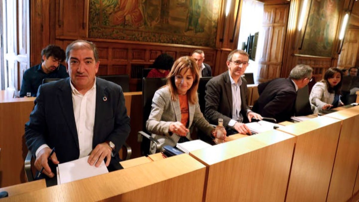 Bancada socialista en la Diputación, con José Pellitero a la izquierda, que repetirá como diputado. MARCIANO PÉREZ