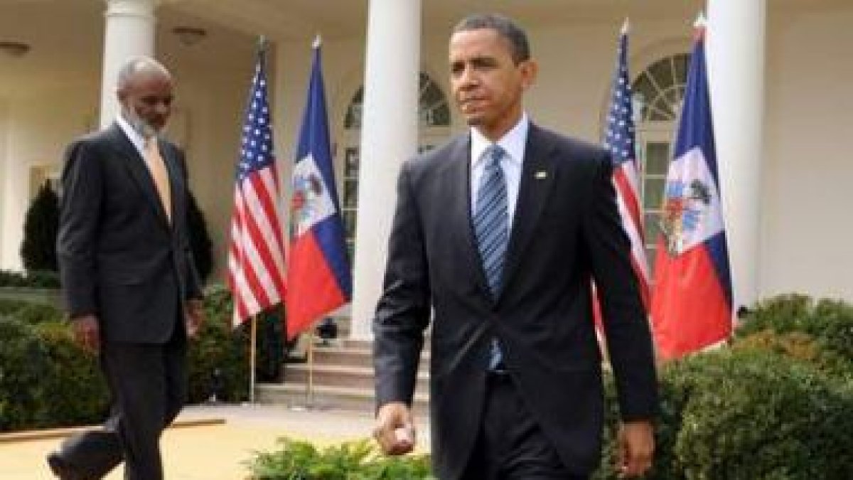 Obama y el presidente de Haití, René Préval, llegan a la Rosaleda de la Casa Blanca.