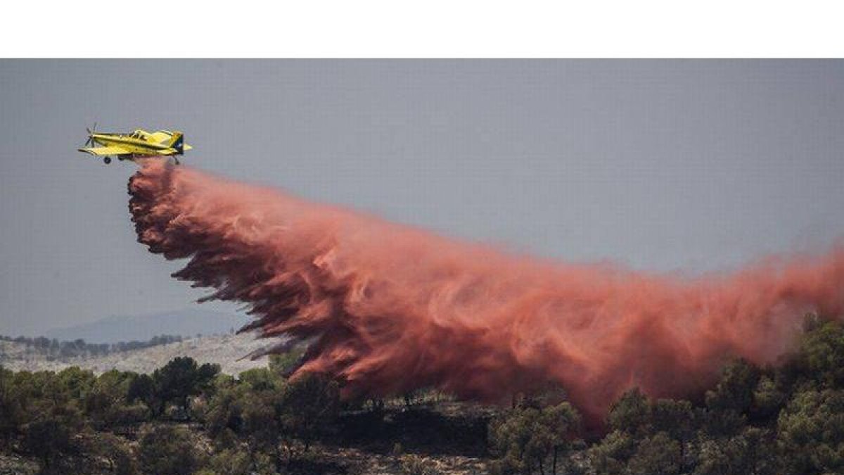 Un avión de carga similar al accidentado en Serón arroja líquido retardante sobre el parque nacional del Turia, en la localidad valenciana de Villamarxant, el pasado julio.