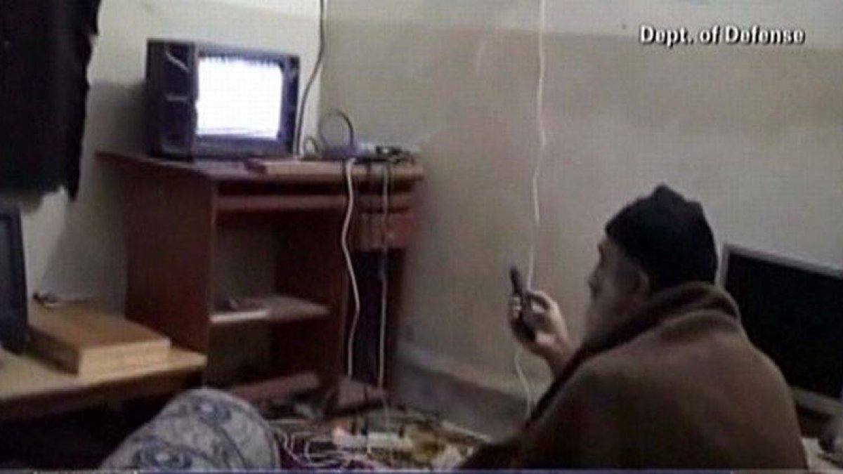 Imagen difundida por el Departamento de Defensa de los Estados Unidos de Bin Laden mirando la televisión en Abbottabad.
