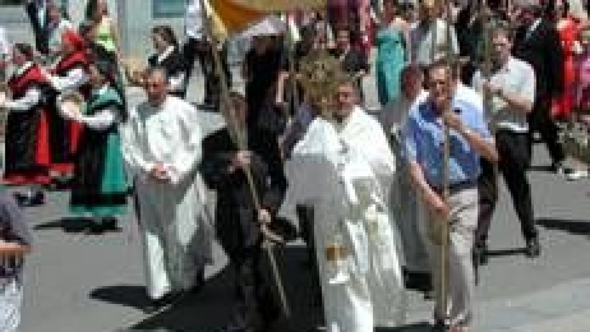 Cientos de personas siguieron ayer la procesión del Corpus en Fabero