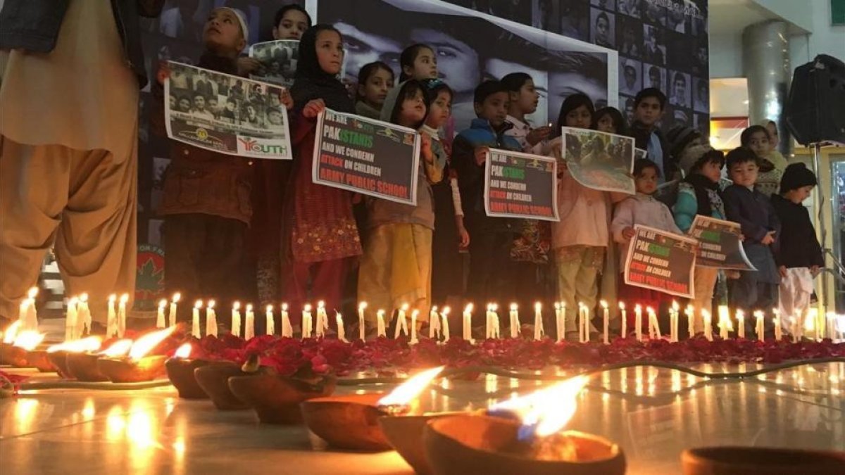 Varios niños participan, el sábado pasado, en un acto en recuerdo de las víctimas de un atentado en un colegio de Quetta que tuvo lugar hace tres años.
