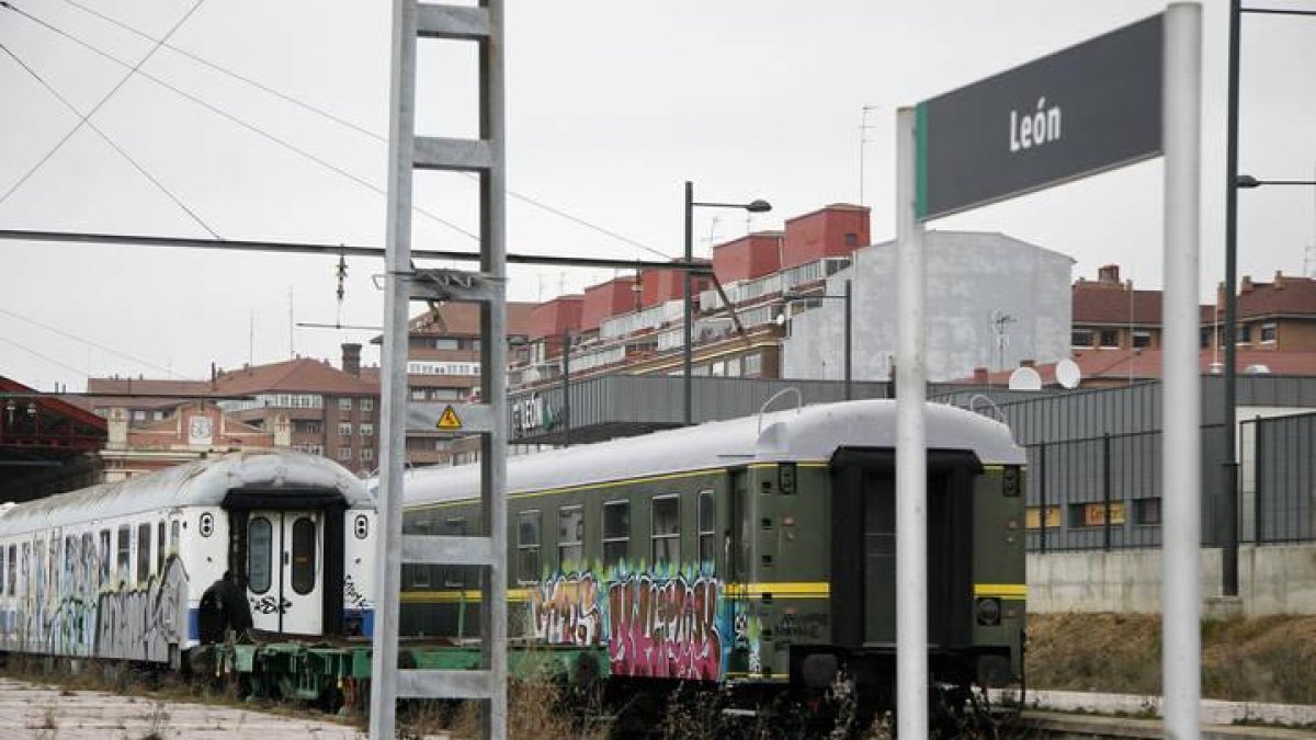 Trenes de Renfe en León pintados con grafitis.