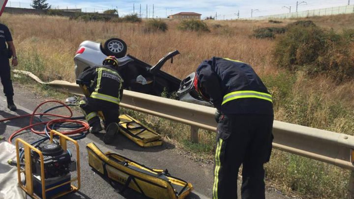 Los bomberos de León durante su actuación en el accidente.