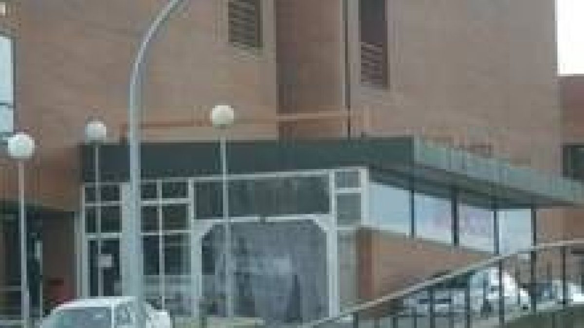 Imagen de la entrada principal de Urgencias del Hospital del Bierzo en Fuentesnuevas