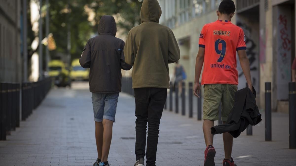Tres hermanos, menores no acompañados, por las calles de Barcelona.