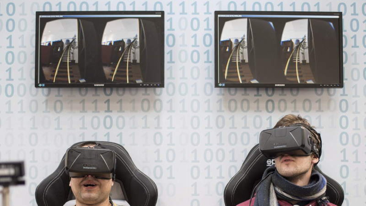 Dos jóvenes alumnos observan un vídeo de realidad virtual con unas gafas Oculus Rift