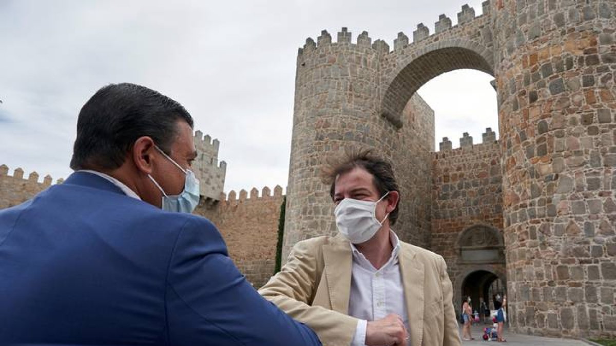 El presidente del Partido Popular de Castilla y León, Alfonso Fernández Mañueco (d), saluda al presidente provincial del Partido, Carlos García (i). RAÚL SANCHIDRÍAN