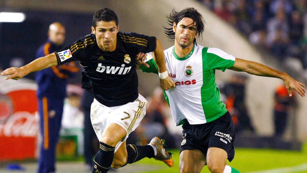 Ronaldo lucha un balón con el defensa del Racing de Santander Domingo Cisma.