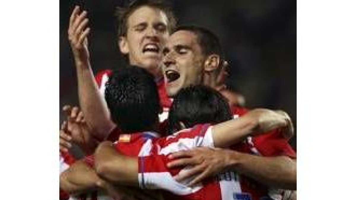 Los jugadores del Atlético festejan uno de los goles logrados ayer