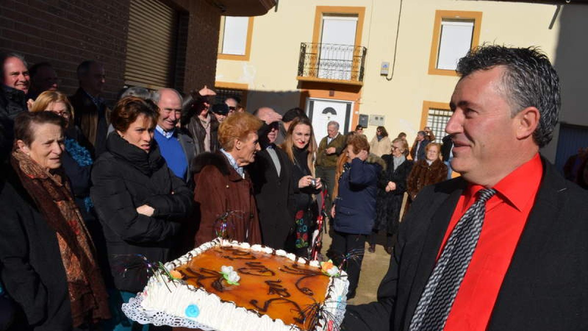 El mayordomo subasta su tarta, que un año más fue la que alcanzó mayor precio. MEDINA