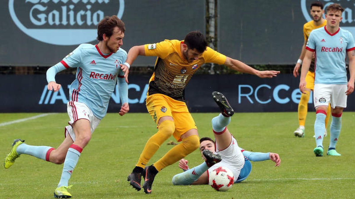 La Deportiva gozó de buenas oportunidades para marcar, pero esta vez fue el Celta B el que estuvo más acertado ante la portería rival para llevarse el partido. MARTA BREA