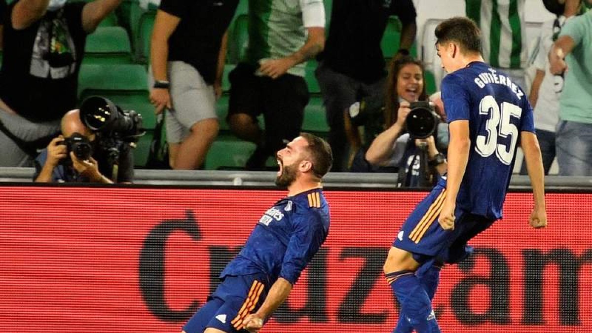 Dani Carvajal celebra su gol que le da la victoria y los tres puntos ante el Betis. RAÚL CARO