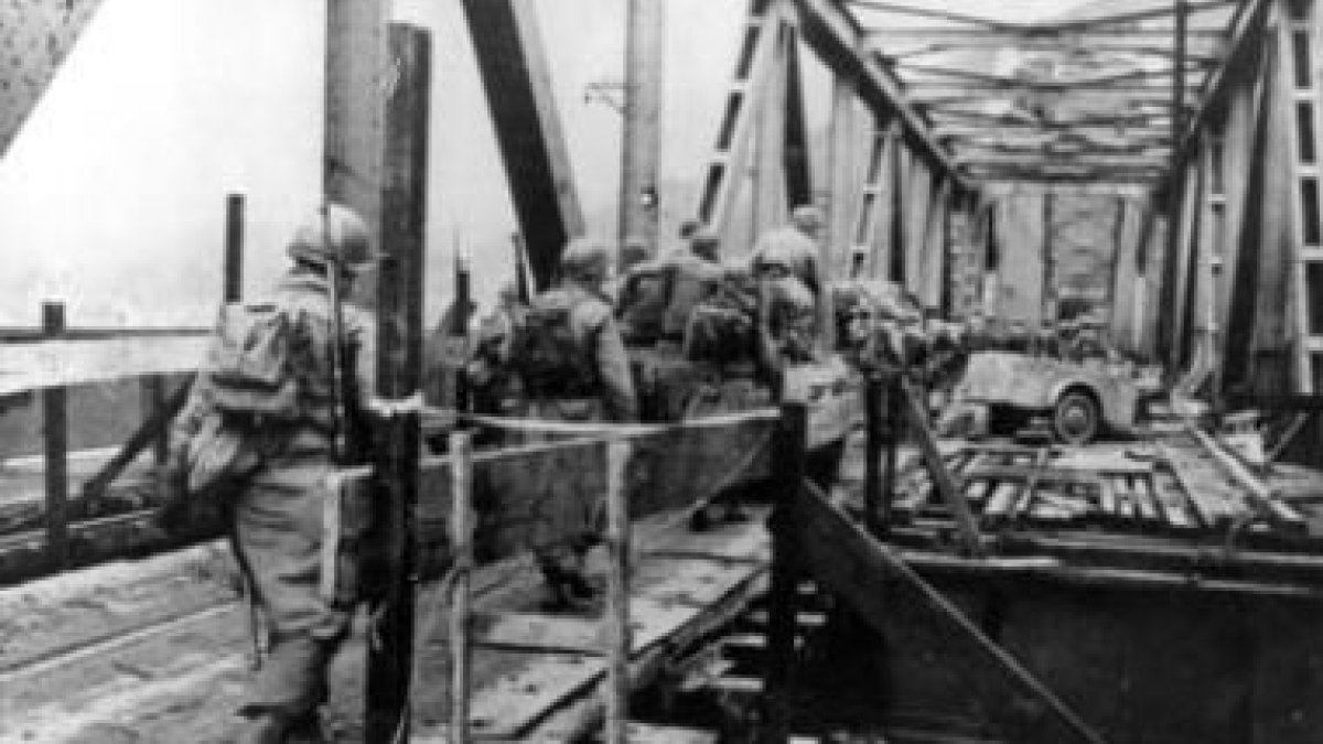 Foto tomada en 1945 de soldados estadounidenses cruzando el Rin sobre el Puente de Remagen.