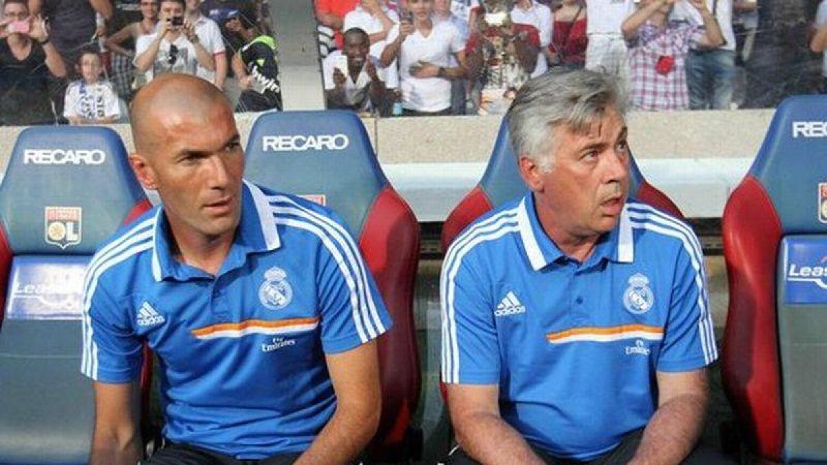Zinedine Zidane, junto a Carlo Ancelotti en el banquillo del Madrid.