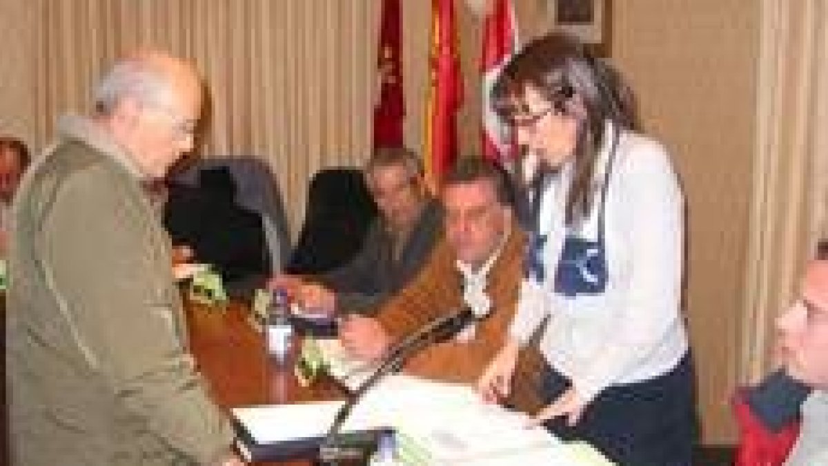 Antonio Pérez jura el cargo de concejal ante la alcaldesa Virginia Blasco