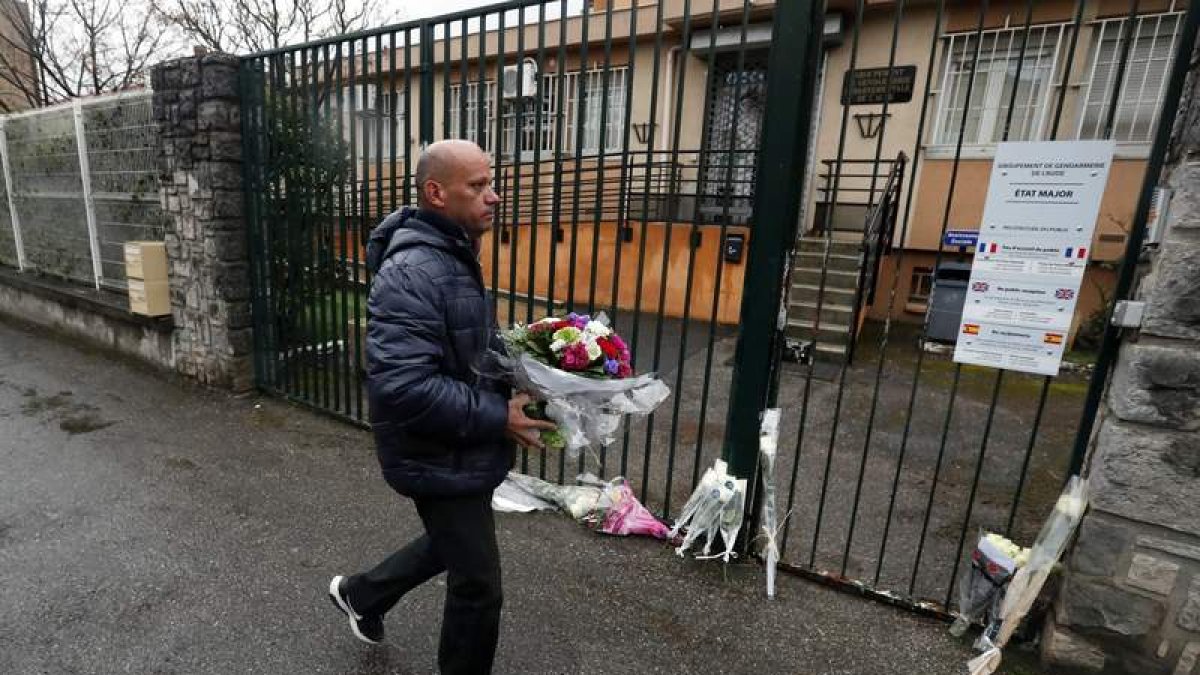 Ciudadanos franceses depositaron ayer flores ante la gendarmería de Carcassonne. HORCAJUELO