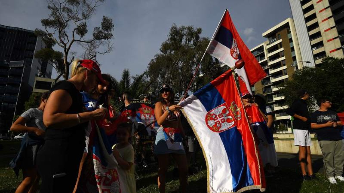 Aficionados serbios concentrados a las puertas del hotel donde está recluido Djokovic. JAMES ROSS