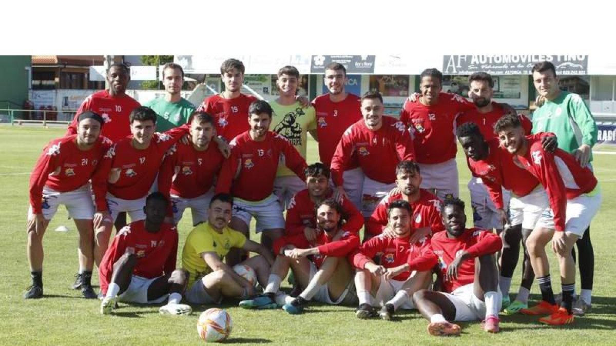 La plantilla del Atlético Astorga, ayer antes de realizar el último entrenamiento de la semana previo al partido de mañana en el Helmántico frente al Salamanca UDS. RAMIRO