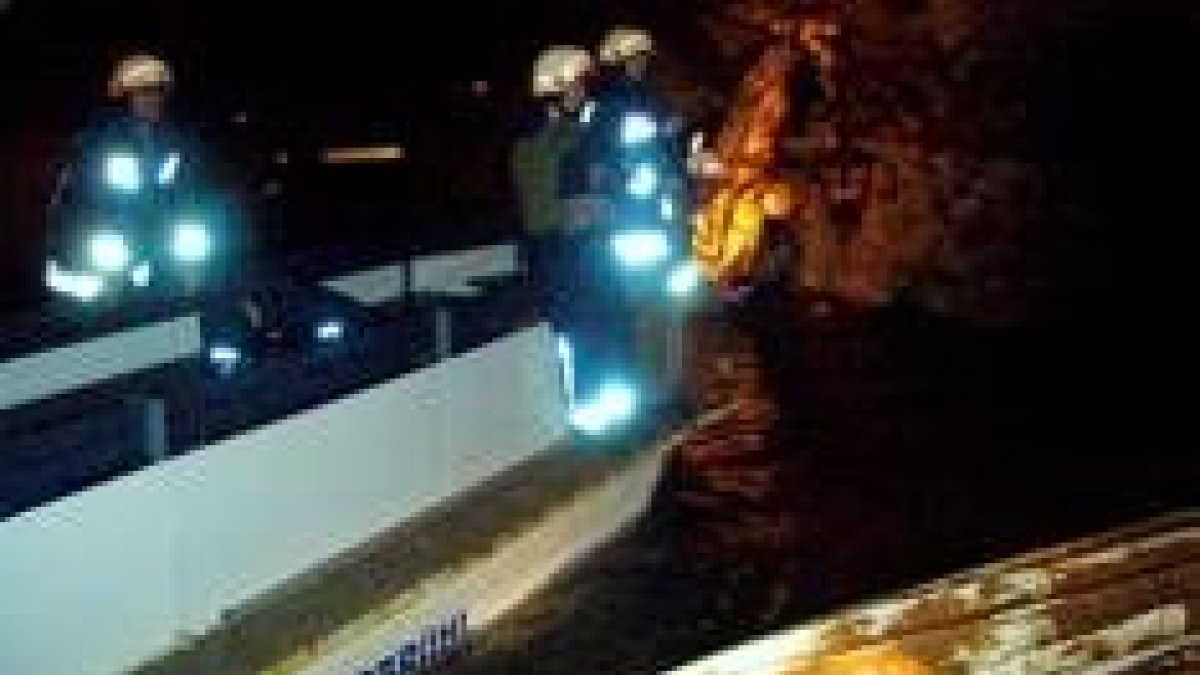 Los equipos de rescate trabajan en el lago subterráneo