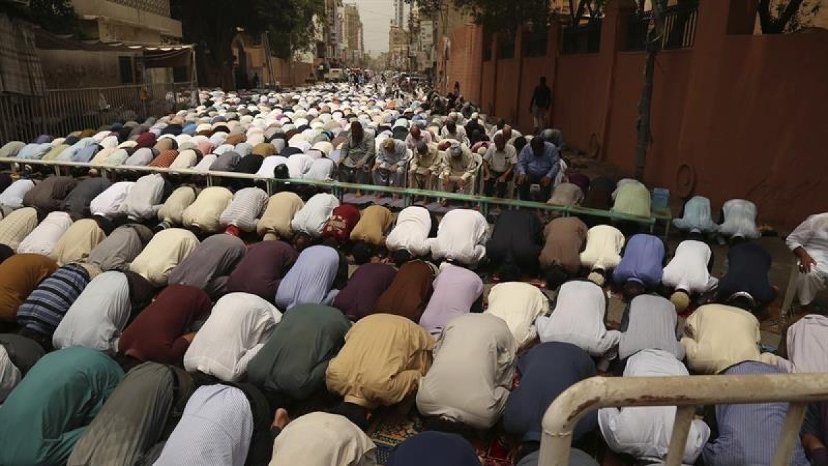 Musulmanes rezan durante el tercer viernes de oración del mes sagrado de ramadán.