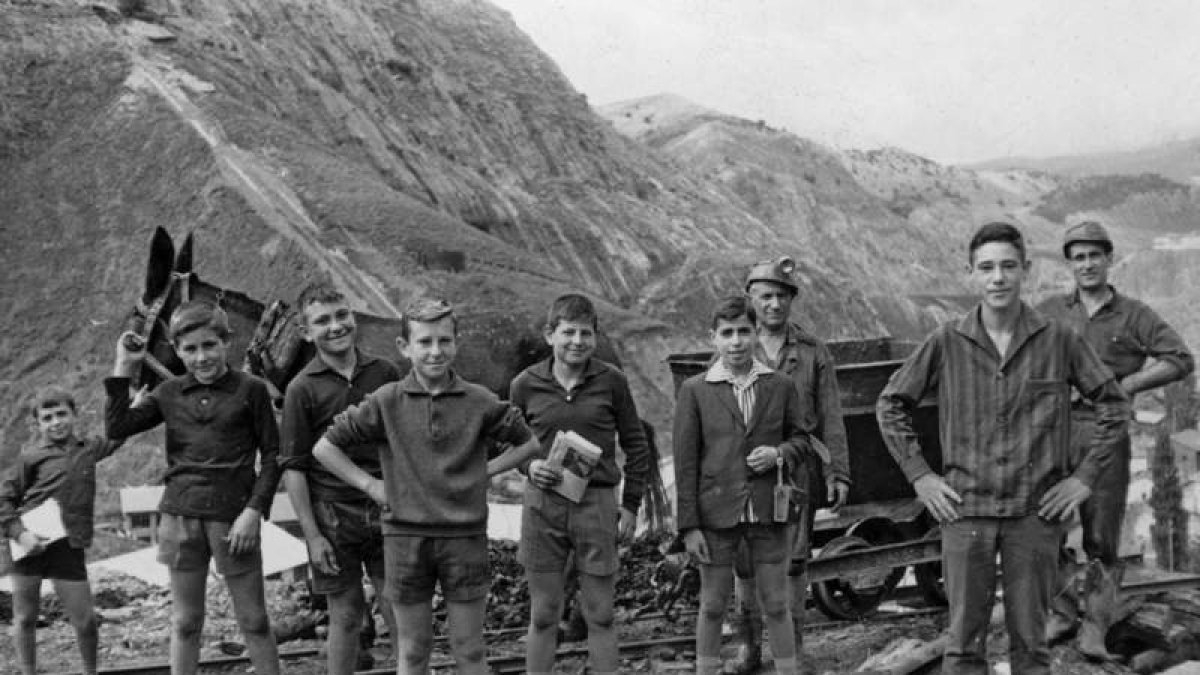 Imagen de varios niños junto a un burro y un vagón para el carbón en una imagen de los años 60.
