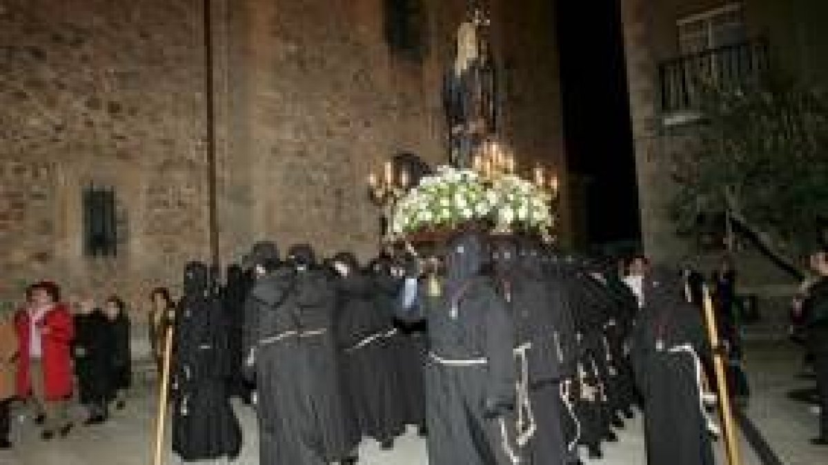 La imagen de la Dolorosa fue portada por los cofrades de Jesús Nazareno por las calles de Ponferrada