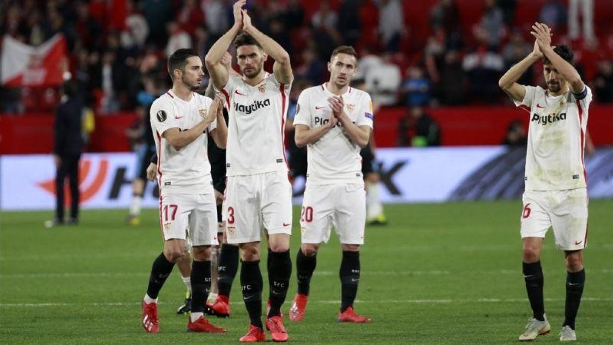 Los jugadores del Sevilla celebran con su afición el triunfo sobre el Lazio.