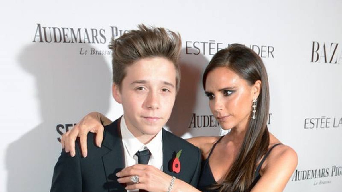 Victoria Beckham, junto a su hijo Brooklyn, en la gala de la revista 'Harper's Bazaar', el martes en Londres.